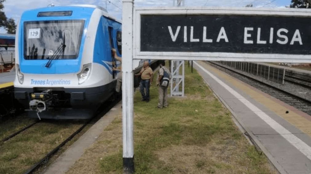 El acusado fue obligado a bajar de la formación y quedó detenido (Foto El Editor Platense).