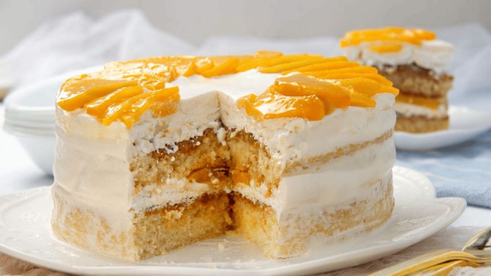 La torta Chajá combina la esponjosidad del bizcochuelo, la cremosidad de la chantilly, la dulzura del merengue y los duraznos en almíbar (Imagen: gentileza laylita.com).