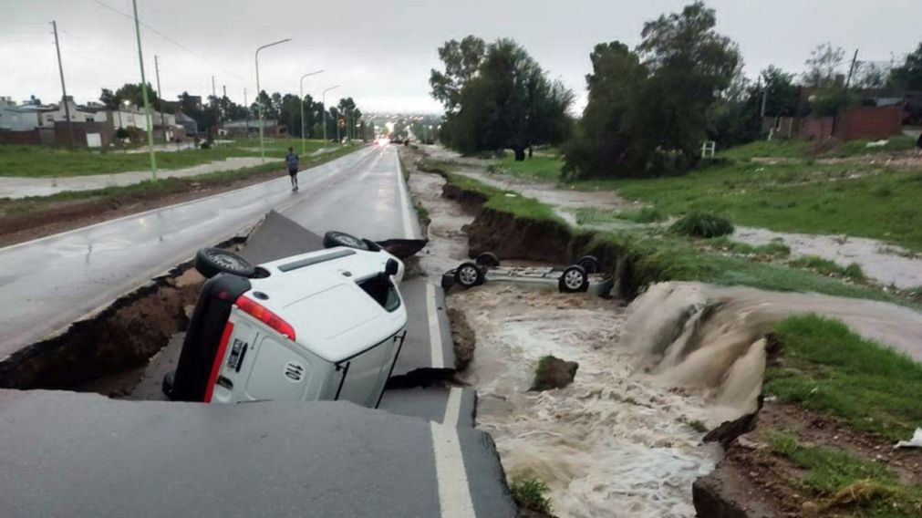 Varios puentes cayeron tars el temporal en Bahia Blanca (X).