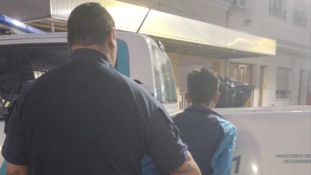 Uno de los sujetos que resultó aprehendido por los investigadores policiales.