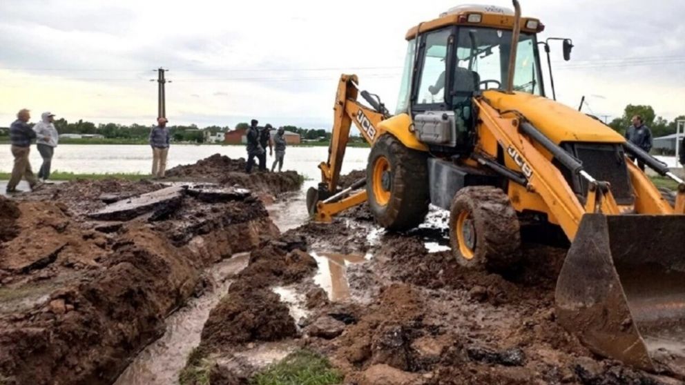 Intensos trabajos tras el fuerte temporal abatido sobre Carhué (Cambio 2000).