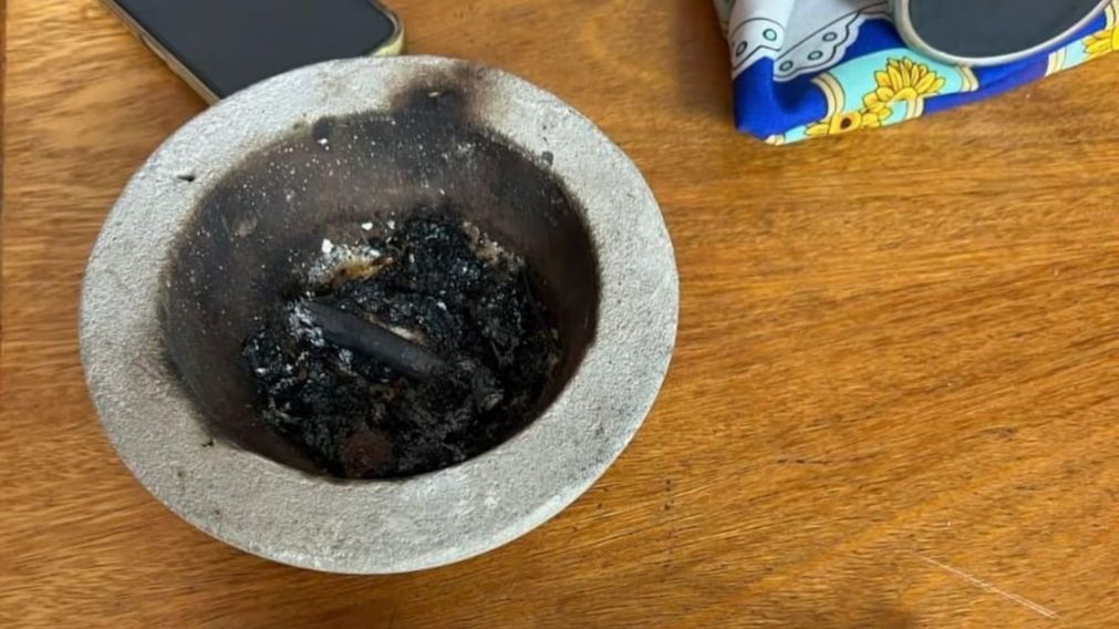 La víctima quiso prender un aromatizante con alcohol.