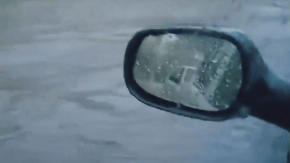 Una vecina de Bahía Blanca quedó atrapada en su auto y filmó lo que estaba pasando.