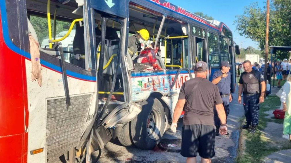Violento choque entre un camión y un colectivo.