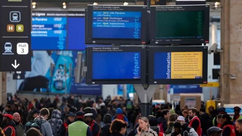 M�s de 600 mil personas toman este tren a diario en la ciudad de Par�s (X).