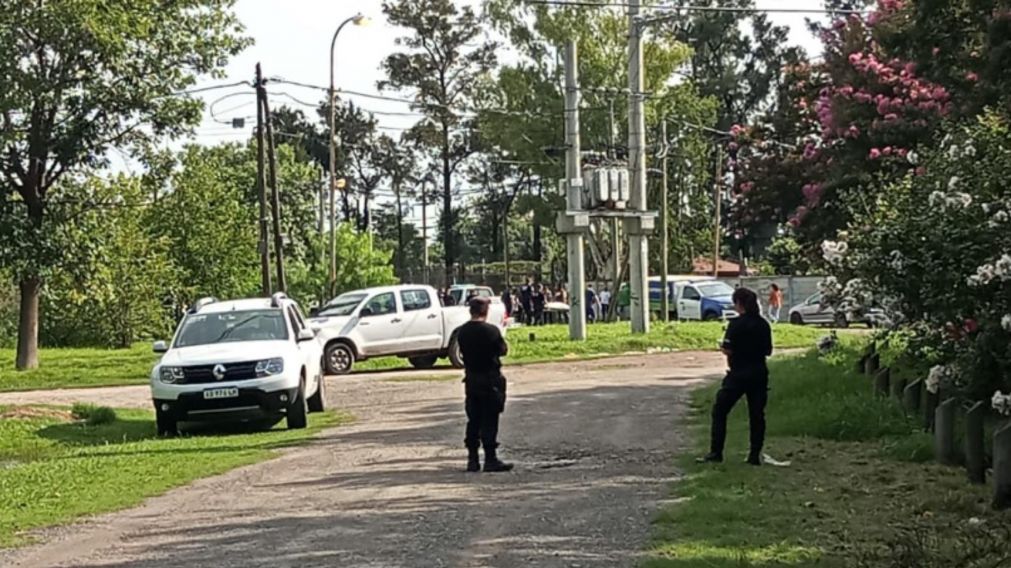 Los policías se apersonaron en el escenario del crimen. Crédito: Semanario Actualidad.