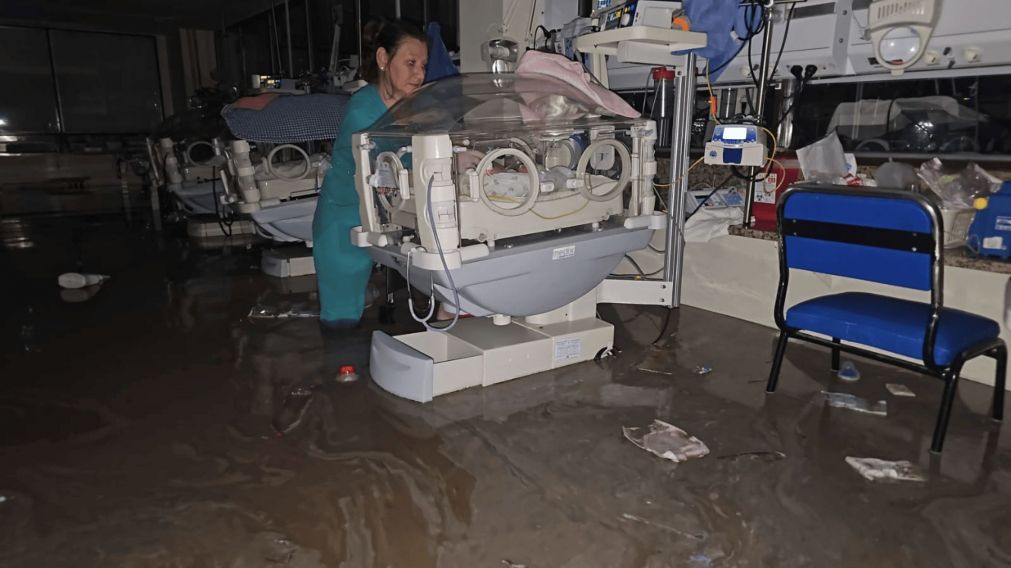 La evacuación de bebés en el Hospital Penna incluyó el retiro de incubadoras (X/@FernandoArce_).