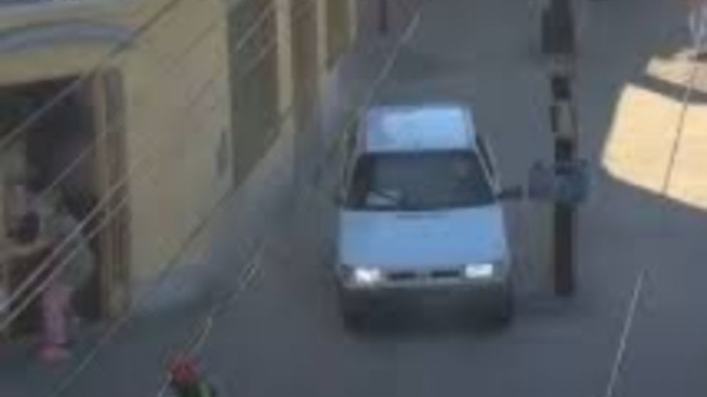 El momento de la fuga en el auto robado.