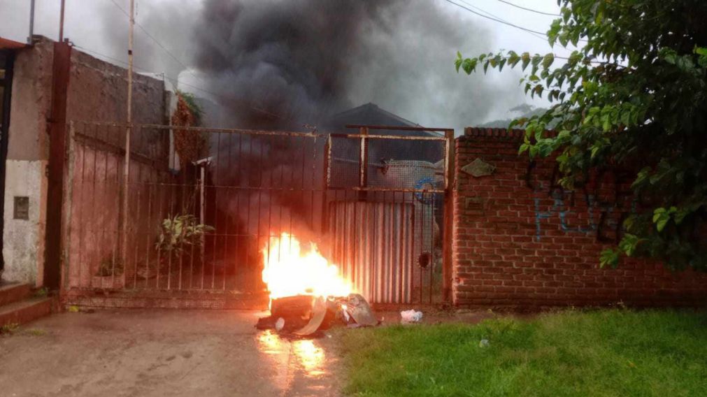 Los vecinos incendiaron la casa de los acusados.