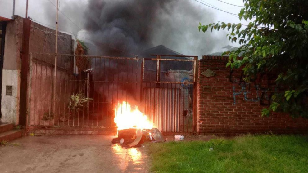 Los vecinos incendiaron la casa de los acusados.