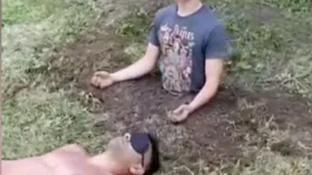 La extra�a moda de meditar enterrados lleg� a la Argentina.