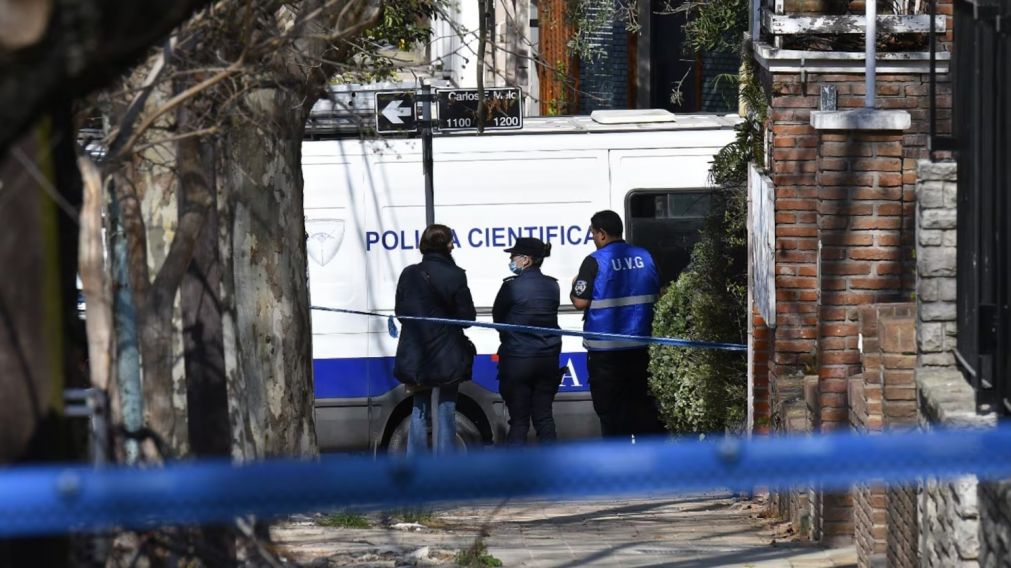 El cuerpo de una mujer fue encontrada en un descampado y se sospecha que fue asesinada.