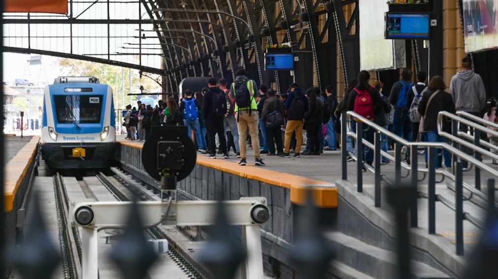 Tren Mitre circula limitado por problemas con la electricidad.