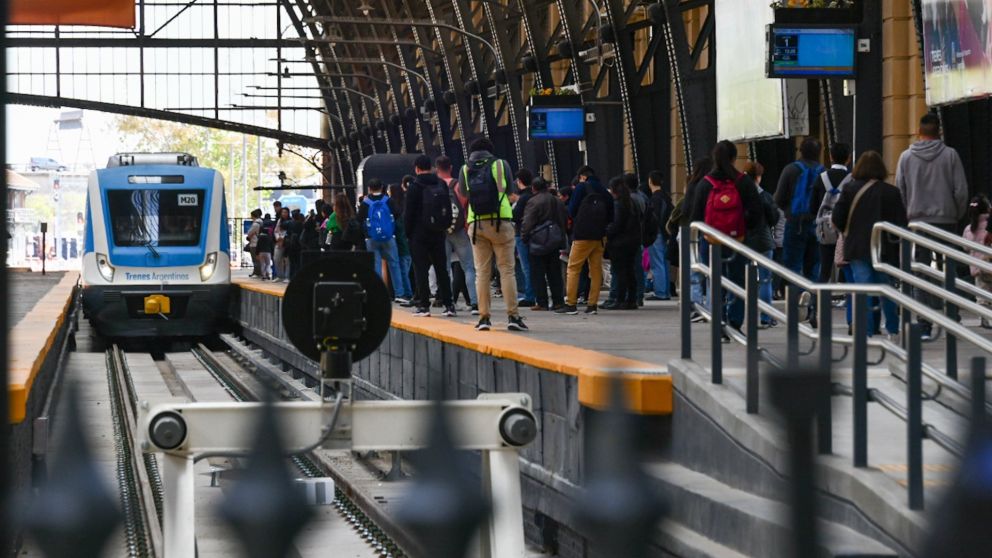 Tren Mitre circula limitado por problemas con la electricidad.