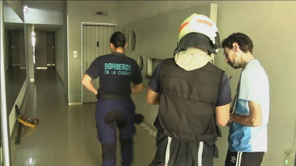 R�pido rescate de una mujer que qued� atrapada en un ascensor.