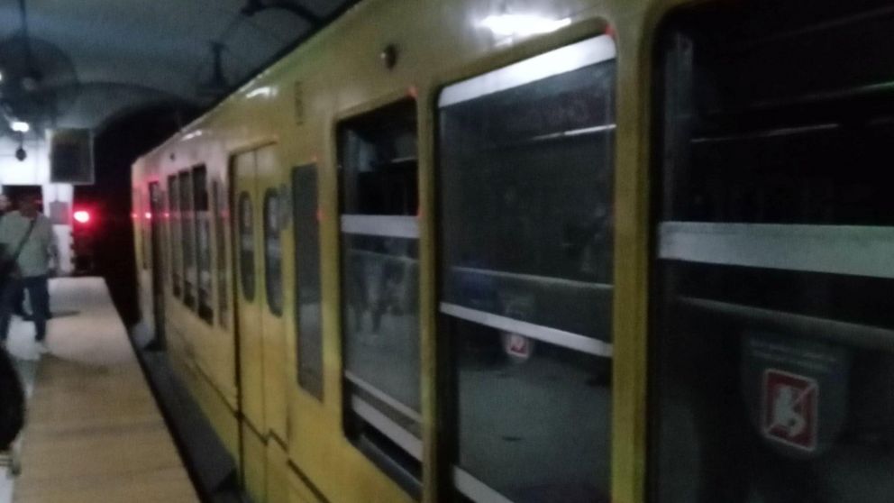 Hay líneas de subte que no funcionan por los cortes de luz (Foto X).