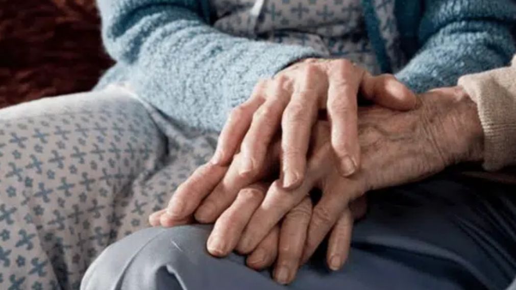 Los ancianos fueron amordazados y les cubrieron los ojos con tapabocas.