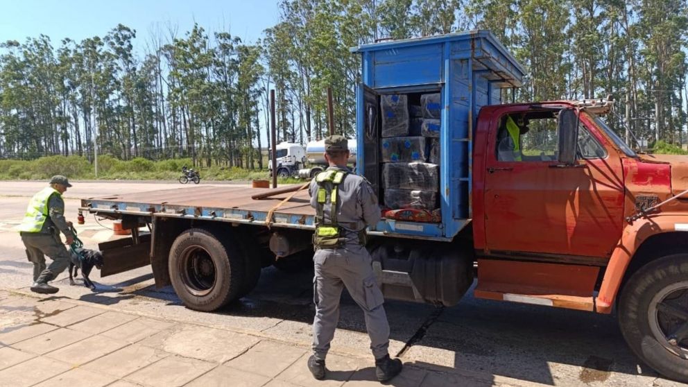 ¡Qué locura! Así narcocamionero cayó con una tonelada de "faso"