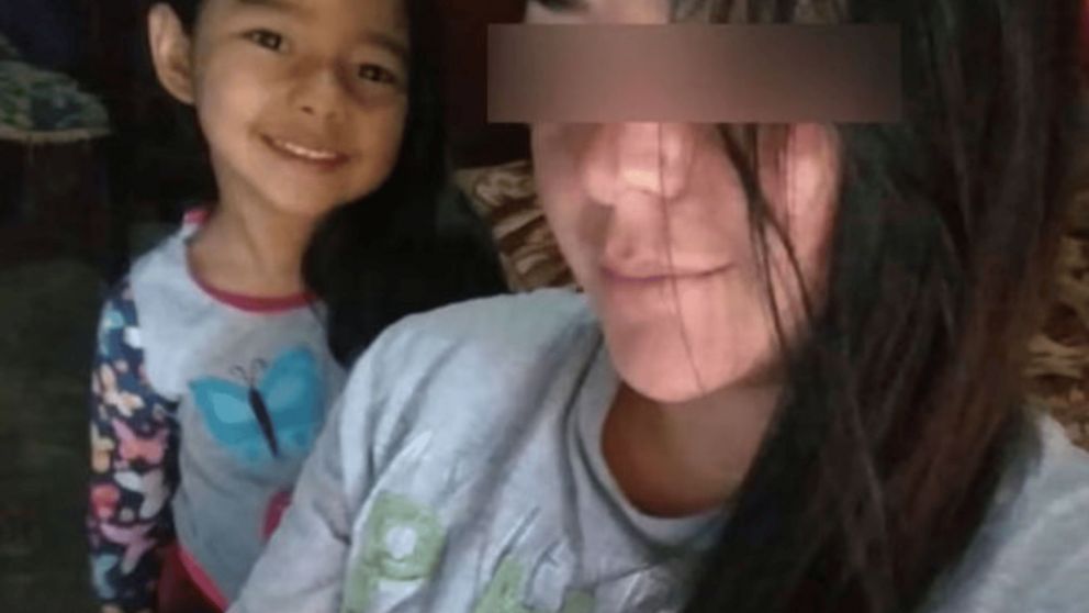 Kiara con su mamá que fue acusada por su muerte.