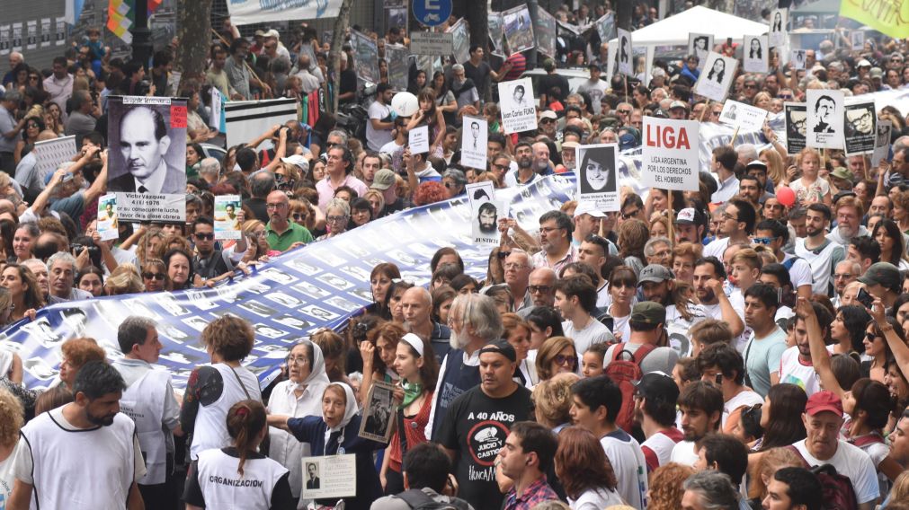 Miles de personas se juntaron en Plaza de Mayo para decir "Nunca Más". (Pablo Villán-Crónica)