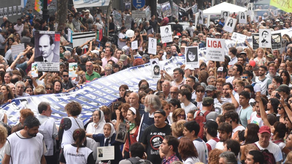 Miles de personas se juntaron en Plaza de Mayo para decir "Nunca Más". (Pablo Villán-Crónica)