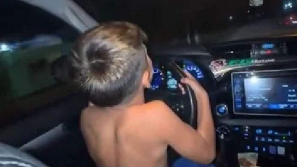 El nene fue filmado por su padre mientras conducía un auto.