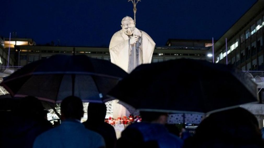 Feligreses se expresan frente al Policlínico Gemelli, donde permanece internado el Papa Francisco (Gentileza Vatican News).