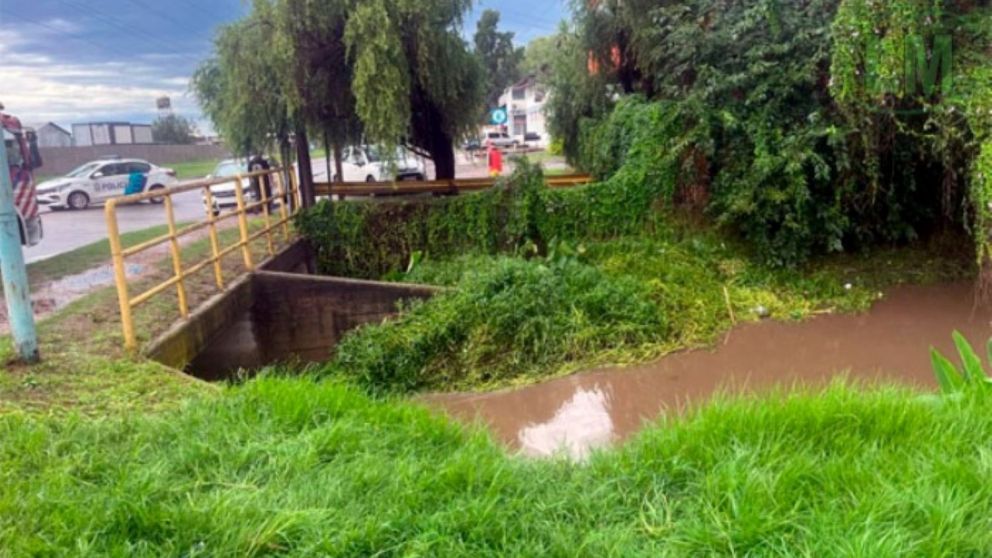 Un trabajador murió al tirarse a un arroyo para salvar a un compañero.