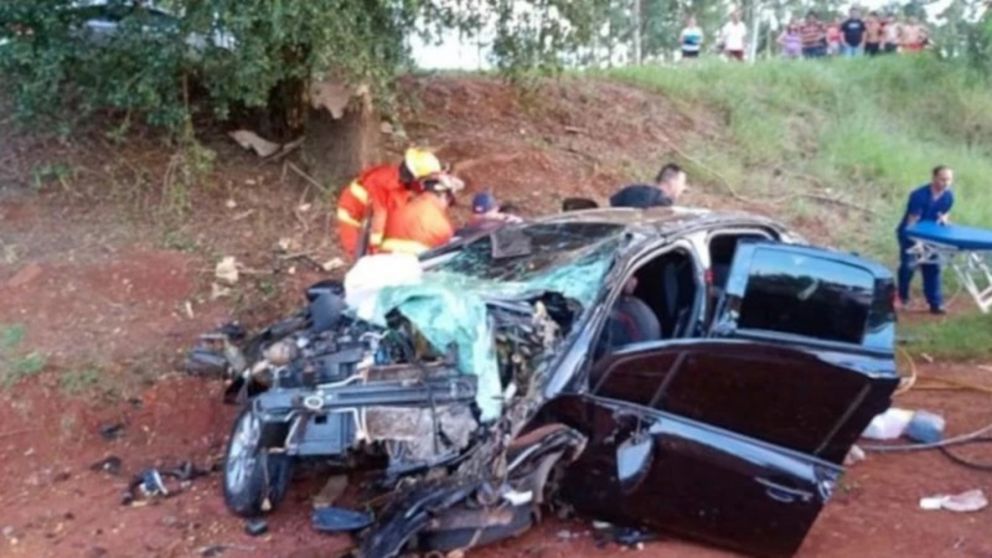 Así quedó el auto en el que viajaban las víctimas fatales.