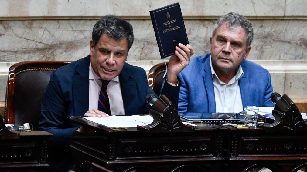 Facundo Manes confirmó que denunciará a Santiago Caputo.