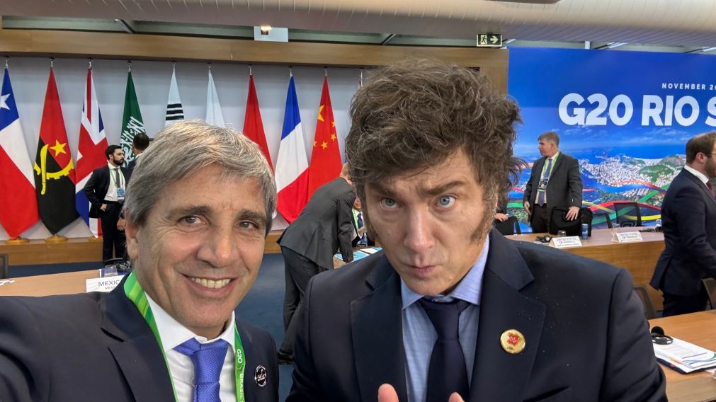 Javier Milei y el ministro Luis Caputo en la Cumbre del G20 tras firmar acuerdo de gas con Brasil.