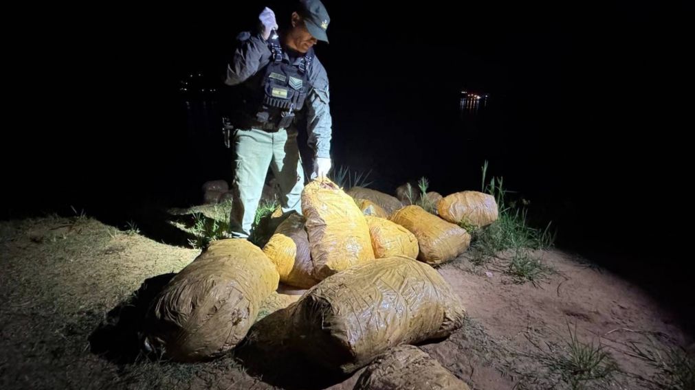 De Paraguay a Argentina: así decenas de personas descargaron marihuana desde una embarcación