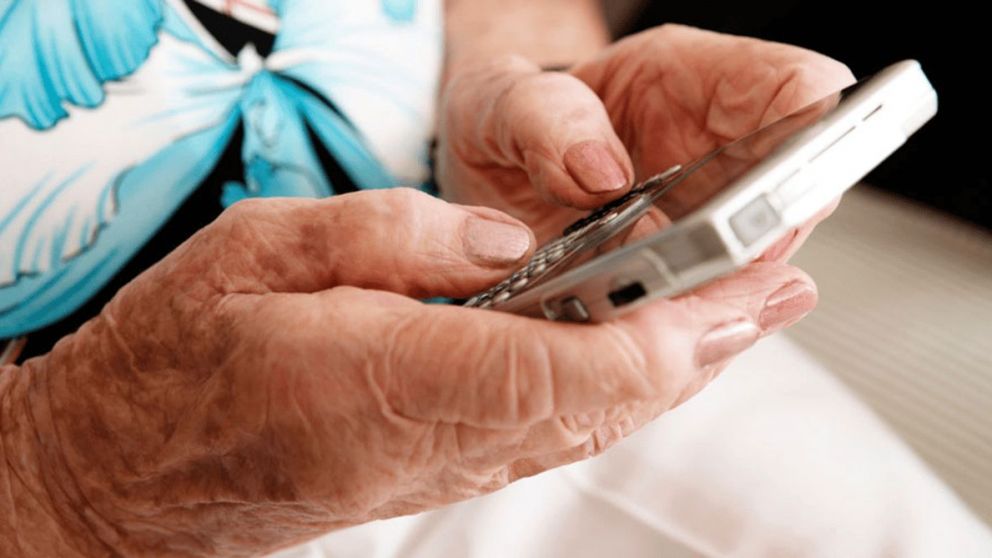 No puede ser verdad: le bajaba el brillo al celular de su suegra y le cobraba para "repararlo" (Foto: Polo Científico Tecnológico)