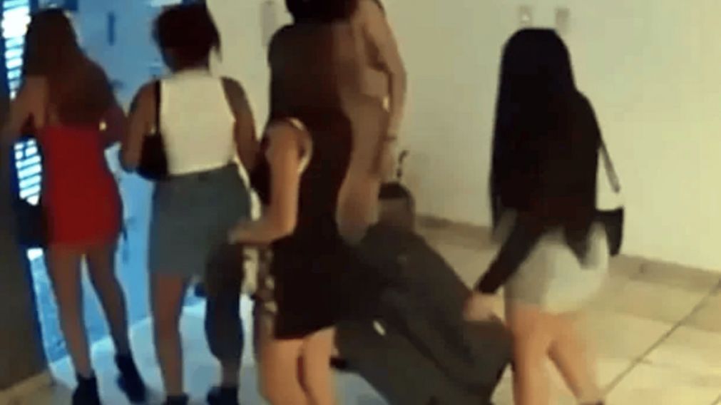 Las viudas negras escapando con todo lo robado a un turista francés.