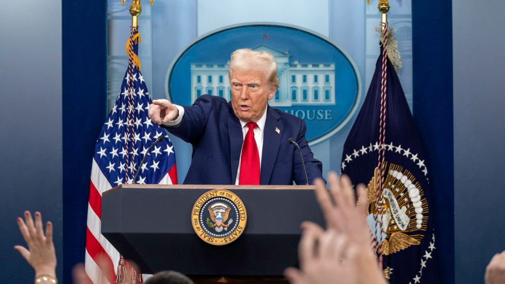 (250130) -- WASHINGTON, 30 enero, 2025 (Xinhua) -- El presidente estadounidense, Donald Trump, habla durante una conferencia de prensa sobre una colisión de aeronaves en la Casa Blanca, en Washington, D.C., Estados Unidos, el 30 de enero de 2025. Trump ar