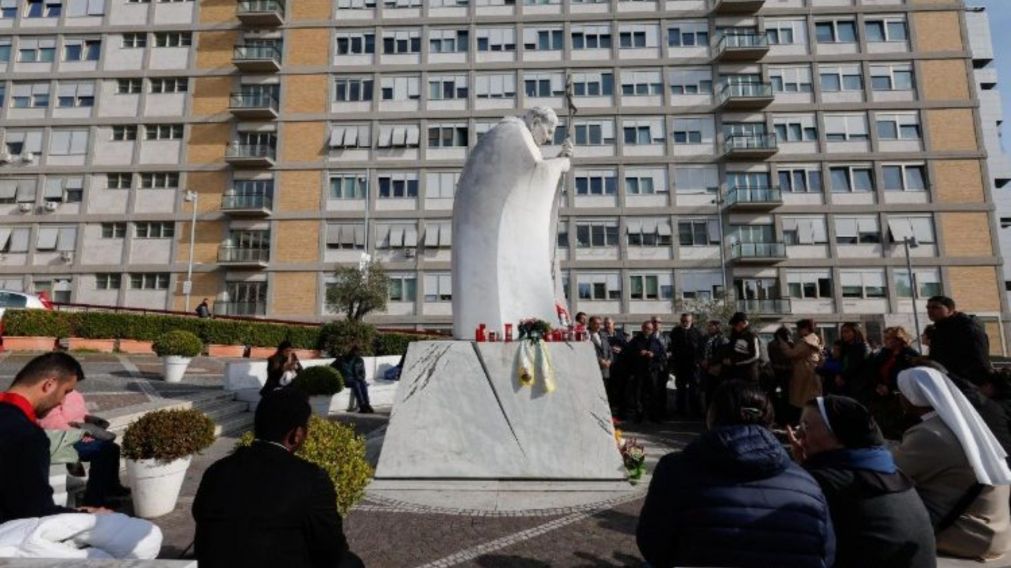 Feligreses se expresan frente al hospital Gemelli, donde permanece internado el Papa Francisco (Gentileza Vatican News).