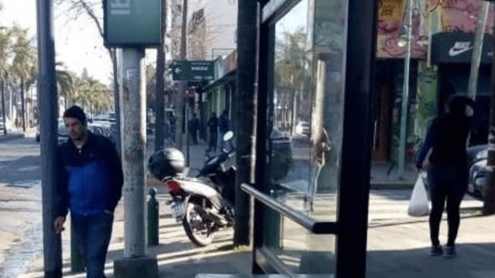 Dos motochorros sorprendieron a un abuelo y su nieta mientras iban a tomar un colectivo en City Bell y les robaron 35 mil dólares (Imagen ilustrativa).