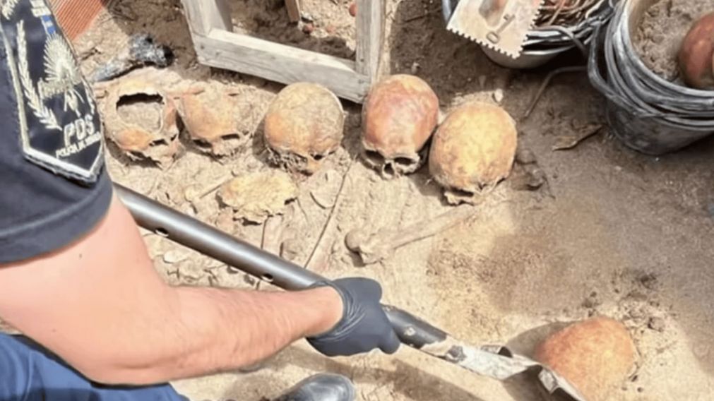 Tras el hallazgo de un primer cr�neo, la Polic�a realiz� m�s pozos y encontr� otros cinco, m�s huesos (Imagen: PBA).