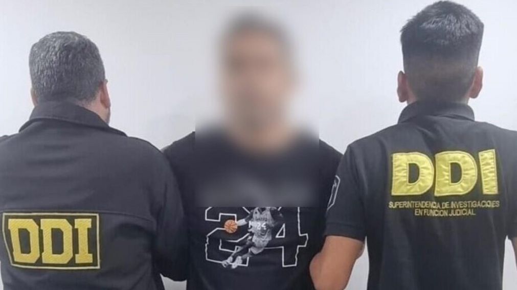 Uno de los individuos que fue capturado por los investigadores policiales.