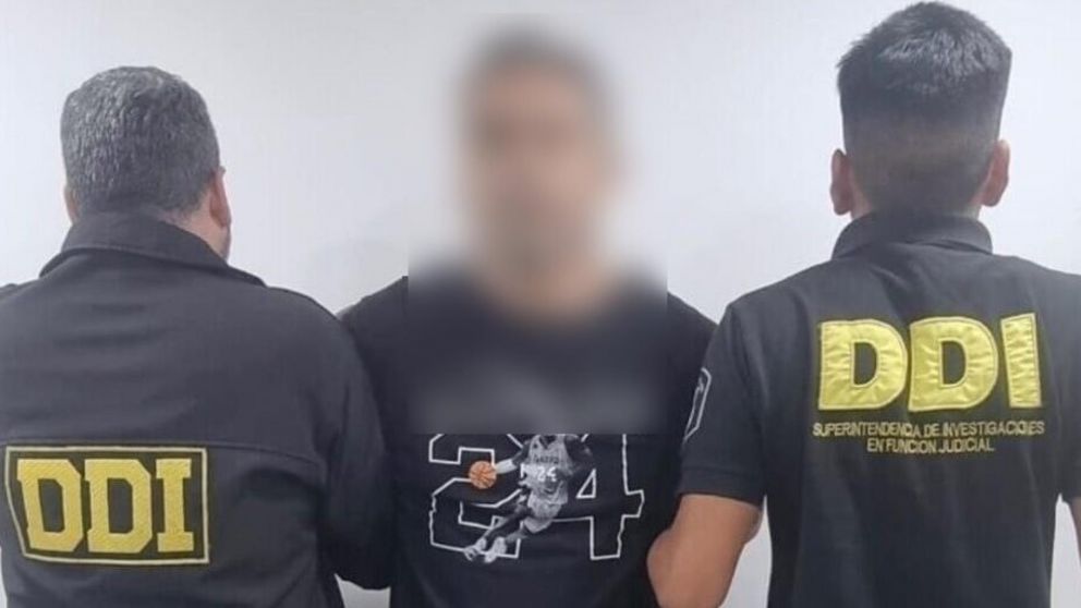 Uno de los individuos que fue capturado por los investigadores policiales.