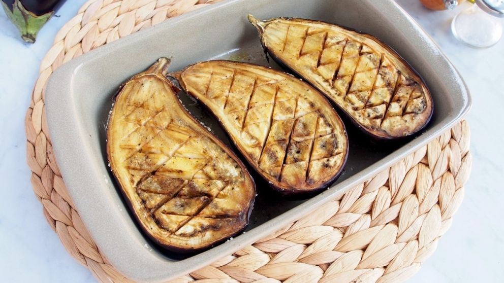 Berenjena asada a la parrilla: una receta sencilla pero exquisita para aprovechar que está muy barata.