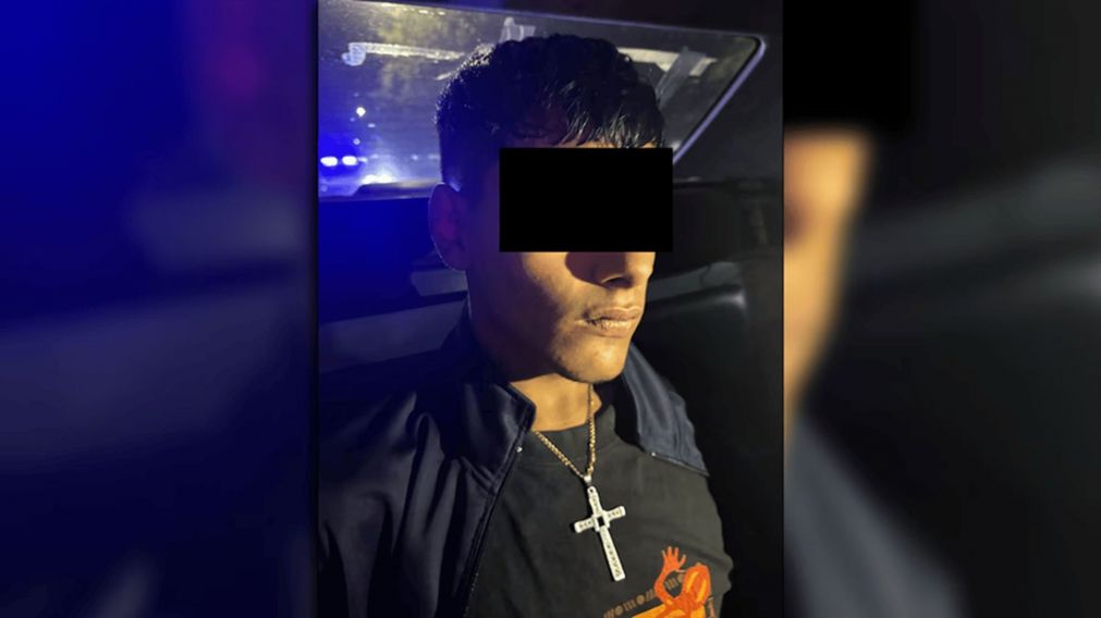 El menor de 17 años seguirá detenido.