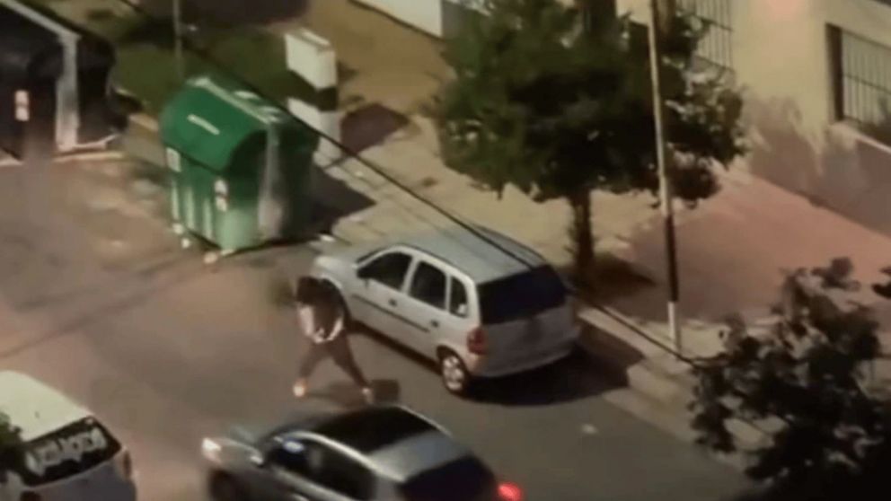 Tras no recibir propina, el cuidacoches rompió de un piedrazo el vidrio de un vehículo. Luego, el conductor se bajó y lo molió a golpes.