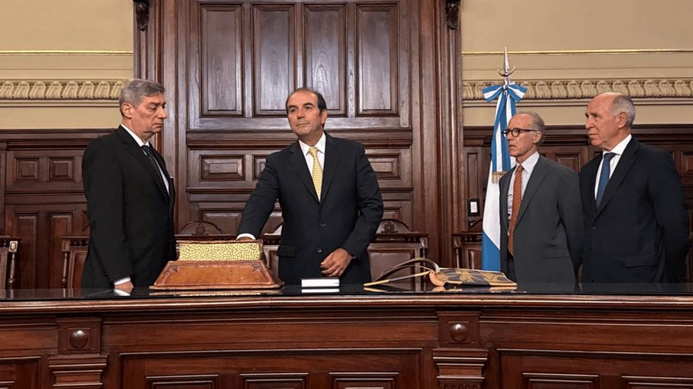 Manuel José Garcia Mansilla jurando como nuevo miembro de la Corte.
