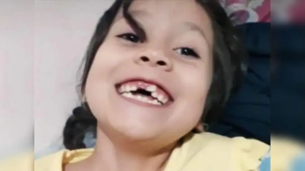 La nena de 7 años falleció tras caer del auto en movimiento de su mamá, que había sido robado por dos delincuentes.