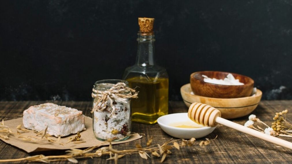 Harina, miel y aceite son algunos de los productos prohibidos por la ANMAT (Freepik).