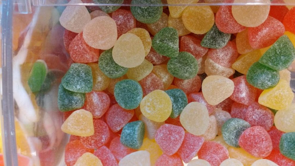 tres agentes resultaron intoxicados luego de comer “por error” unas gomitas impregnadas con droga (Imagen ilustrativa).