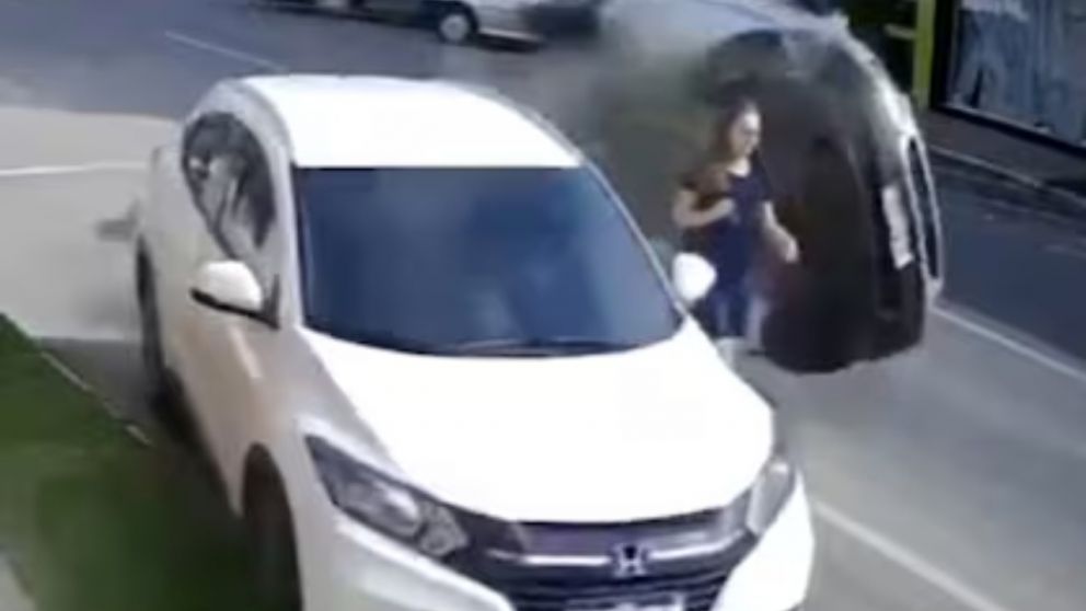 La secuencia fue captada por una de las cámaras de seguridad de la zona.