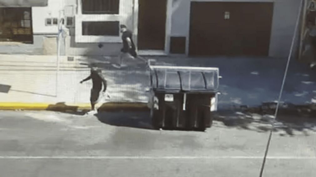 Presos escapando por el frente de una comisar�a en Caballito.