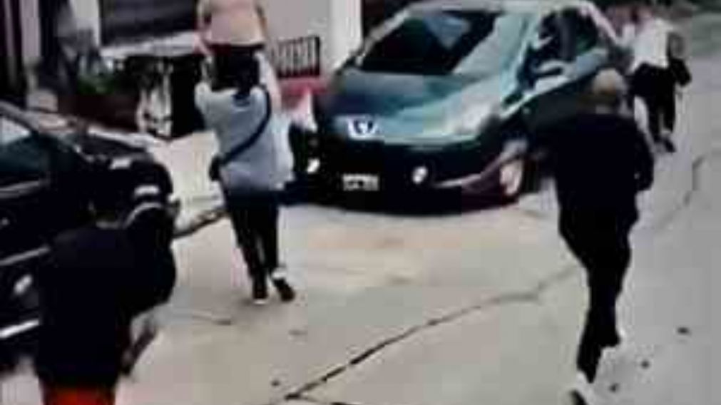La víctima del robo llegó con lo justo a retirar a su hija del vehículo.